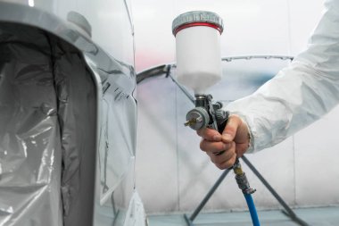 Ressam sprey tabancası bir ressam elinde.