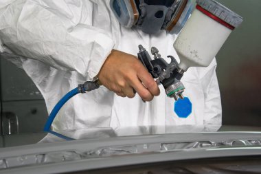 Ressam sprey tabancası bir ressam elinde.