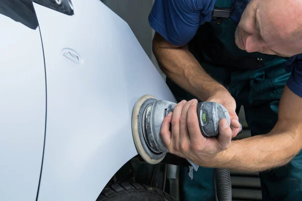 Amoladora Las Manos Hombre Que Afilar Barniz Coche Tienda Automóviles — Foto de Stock