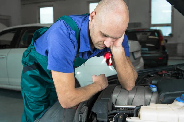 Técnico Servicio Coche Joven Que Reparar Motor Del Motor Del — Foto de Stock