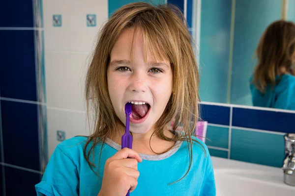 Uma Menina Casa Banho Escovar Dentes — Fotografia de Stock