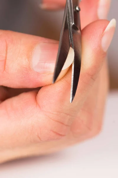 Cutting Din Nagel För Hand Med Manikyr Nyanser — Stockfoto