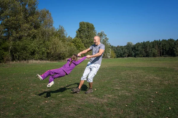 Ein Vater Mit Tochter Spielt Bei Schönem Wetter Park — Stockfoto