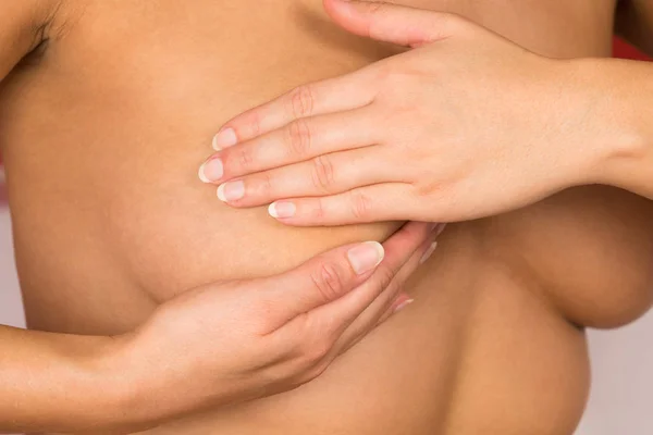 Γυναίκα Ενδιαφέρεται Για Στήθος Της Στην Πρόληψη Του Καρκίνου — Φωτογραφία Αρχείου