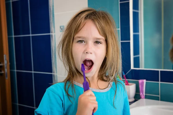 Una Niña Baño Cepillándose Los Dientes — Foto de Stock