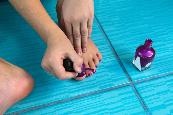 Κοριτσάκι Βλεφαρίδες Νύχια Για Πόδια Της Στο Μπάνιο — Φωτογραφία Αρχείου