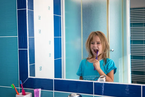 Ein Kleines Mädchen Badezimmer Schaut Den Spiegel Während Sie Sich — Stockfoto