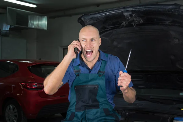 Young Mechanic Calls Car Repair Shop — Stock Photo, Image