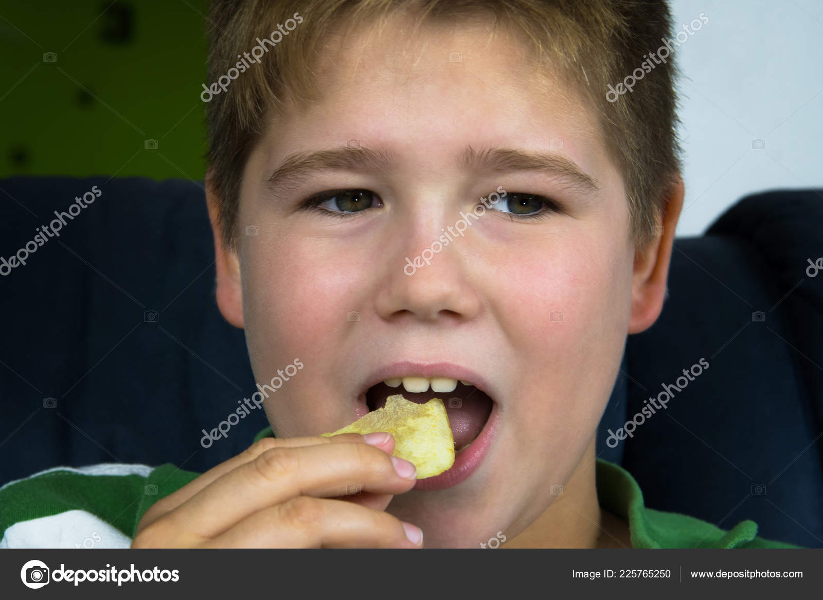 Ob se Petit Gar on Mange Des Chips Image Libre De Droit Par MAJIVECKA ob-se-petit-gar-on-mange-des-chips-image-libre-de-droit-par-majivecka