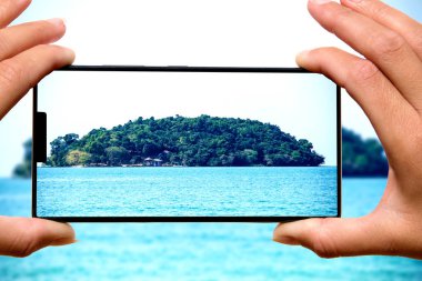 Hareket eden telefon fotoğraf egzotik ada kadınla.