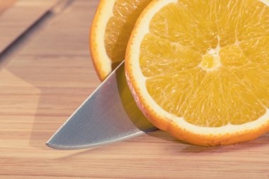 portakal dilimleri oyulmuş.