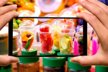 Cep telefonu fotoğraf kadınla Asya Turları deneyimleri.