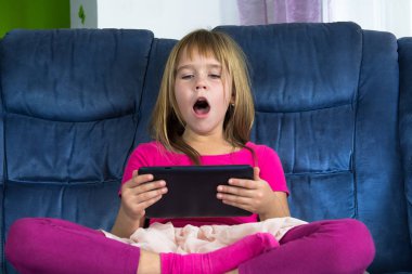 Cep telefonu oyun küçük oturan kız ve oyun.