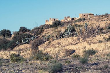 Harabe ev tepe üzerinde.