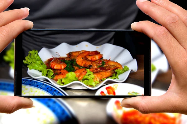 Mujer Con Fotos Teléfonos Móviles Experimenta Los Tours Asia — Foto de Stock