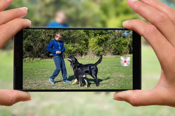 Mujer Con Fotos Teléfono Móvil Niño Con Perro — Foto de Stock