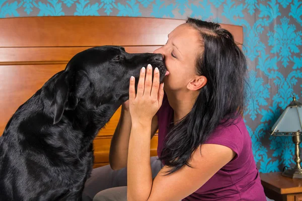 Frau Küsst Ihren Hund — Stockfoto