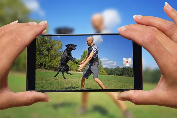 Mujer Con Fotos Teléfono Móvil Hombre Con Perro — Foto de Stock