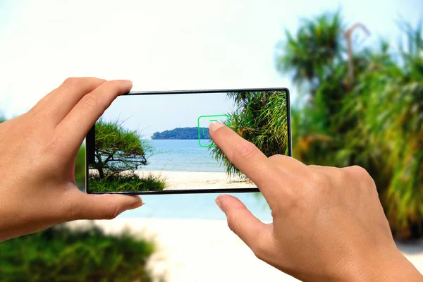 Mujer Con Fotos Teléfono Móvil Playa Exótica — Foto de Stock