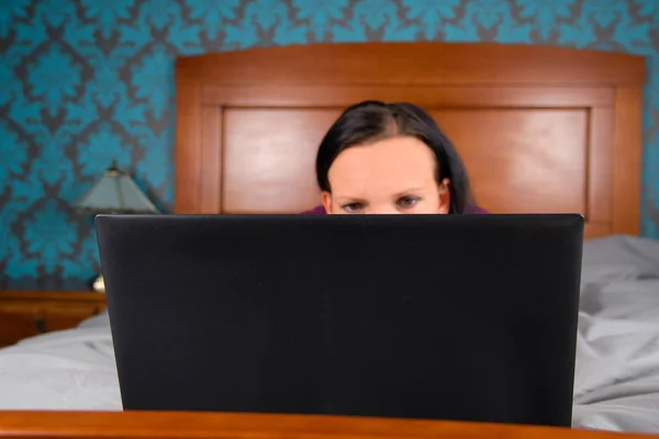 Mujer Acostada Cama Mirando Computadora — Foto de Stock