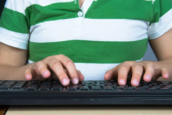 Niño Obeso Sentado Computadora Escribe Teclado — Foto de Stock