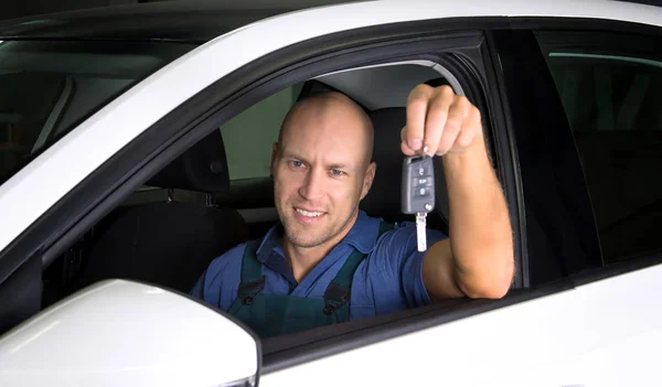 Técnico Joven Del Servicio Del Coche Llave Del Coche Cliente — Foto de Stock