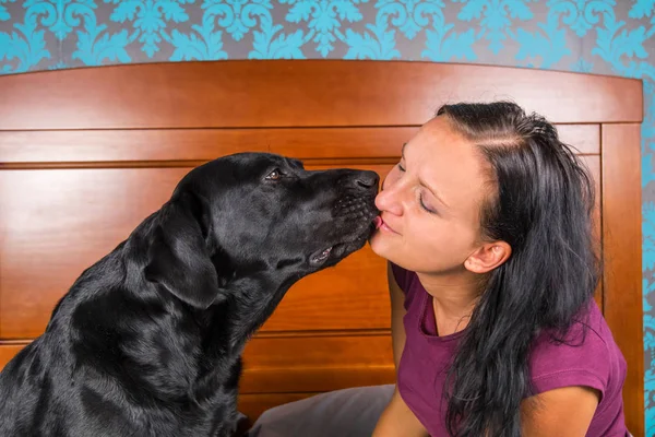 Frau Küsst Ihren Hund — Stockfoto