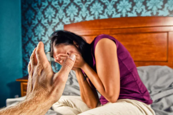Ehefrau Mit Aggressivem Ehemann Häuslicher Gewalt — Stockfoto