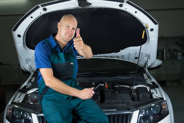 Young Car Service Technician — Stock Photo, Image