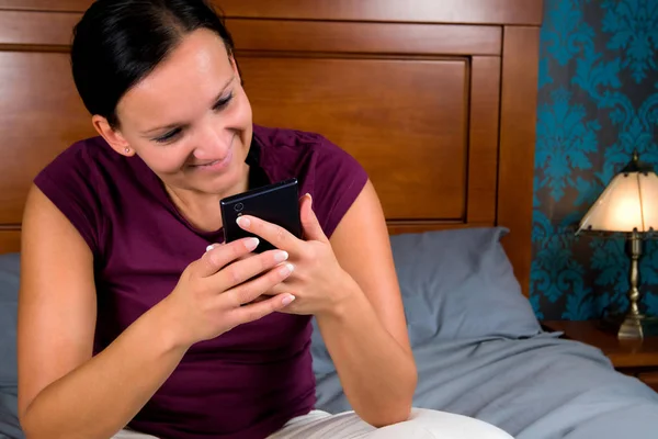 Woman Sitting Bed Writing Message Cellphone — Stock Photo, Image