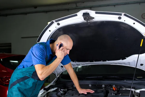 Joven Técnico Servicio Coches Vocación Mientras Que Reparación Del Motor — Foto de Stock