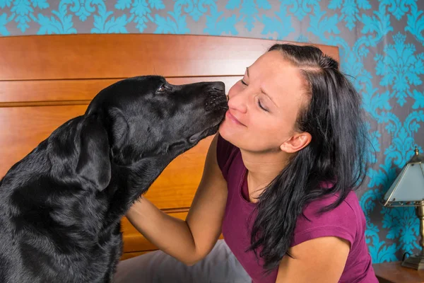 Frau Küsst Ihren Hund — Stockfoto