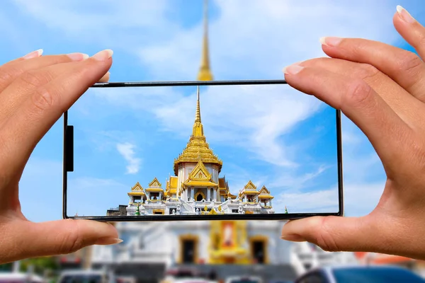 Mujer Con Fotos Teléfonos Móviles Templo Los Tours Tailandia — Foto de Stock