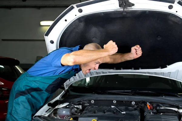 Young Car Service Technician Who Repair Car Engine Motor — Stock Photo, Image