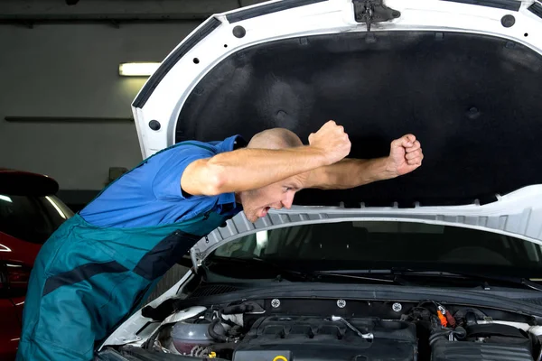 Técnico Servicio Coche Joven Que Reparar Motor Del Motor Del — Foto de Stock