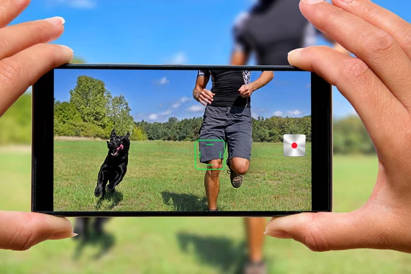 Mujer Con Fotos Teléfono Móvil Hombre Con Perro — Foto de Stock