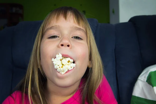 Menina Está Comendo Pipocas — Fotografia de Stock