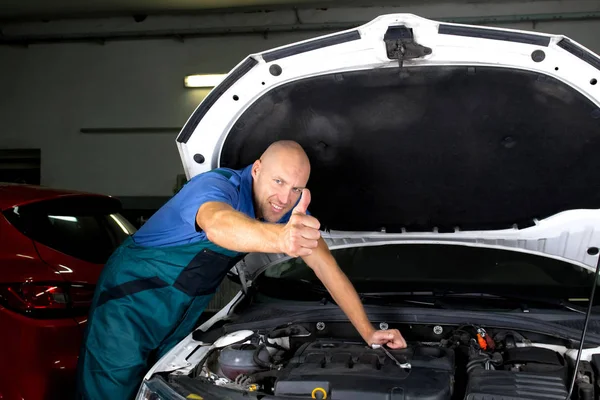 Young Car Service Technician Who Repair Car Engine Motor — Stock Photo, Image