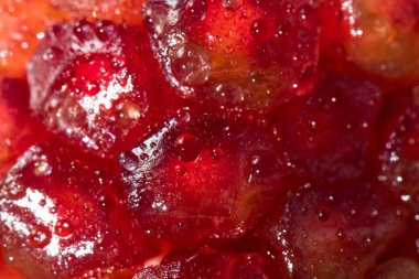 Nar granül damla ile ıslak.