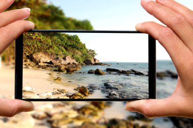Hareket eden telefon fotoğraf egzotik plaj kadınla.