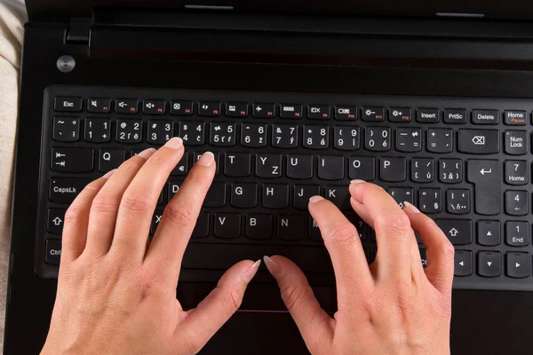 Mujer Sentada Cama Escribe Una Computadora — Foto de Stock