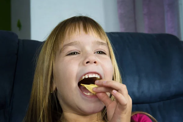 Menina Está Comendo Batatas Fritas — Fotografia de Stock