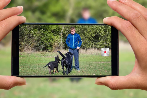 Mujer Con Fotos Teléfono Móvil Niño Con Perro — Foto de Stock