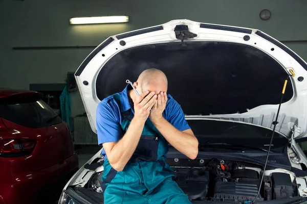 Young Car Service Technician Who Repair Car Engine Motor — Stock Photo, Image