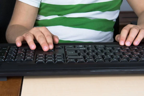 Niño Obeso Sentado Computadora Escribe Teclado — Foto de Stock