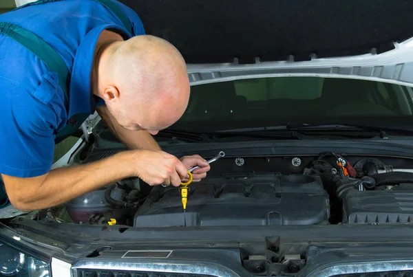 Técnico Servicio Coche Joven Que Reparar Motor Del Motor Del — Foto de Stock