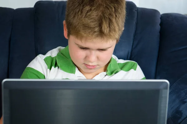 Zwaarlijvige Jongetje Zit Computer — Stockfoto