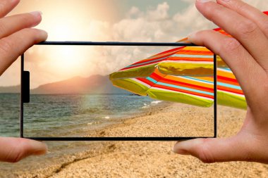 Hareket eden telefon fotoğraf beach günbatımı adlı kadınla.