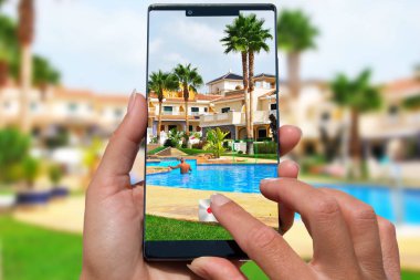 Hareket eden telefon fotoğraf egzotik resort havuzlu kadınla.