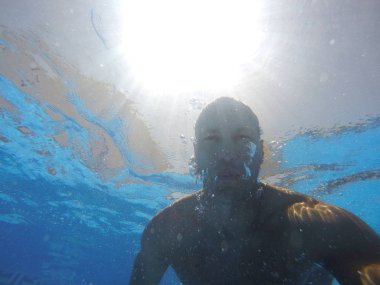 Su altında bir adamın yüzü.